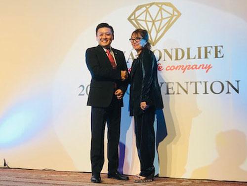 トップリーダーの藤本雅子氏と登壇する近藤社長（写真左）